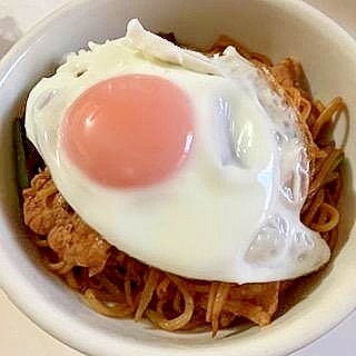 豚バラともやしと小松菜の茎で焼きそば　目玉焼きのせ